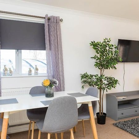 19A The Broadwalk - Cozy 1Br In The Heart Of Crawley Near Gatwick Airport Great For Contractors And Flight Crew Students Villa Exterior photo