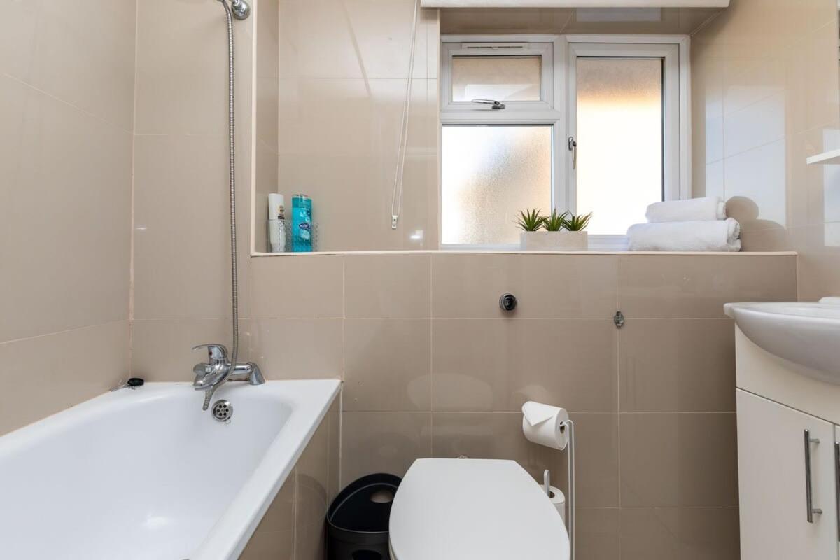 19A The Broadwalk - Cozy 1Br In The Heart Of Crawley Near Gatwick Airport Great For Contractors And Flight Crew Students Villa Exterior photo