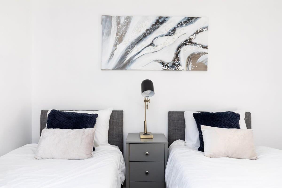 19A The Broadwalk - Cozy 1Br In The Heart Of Crawley Near Gatwick Airport Great For Contractors And Flight Crew Students Villa Exterior photo